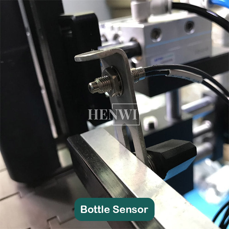 Automatic round bottle labeling machine with cover