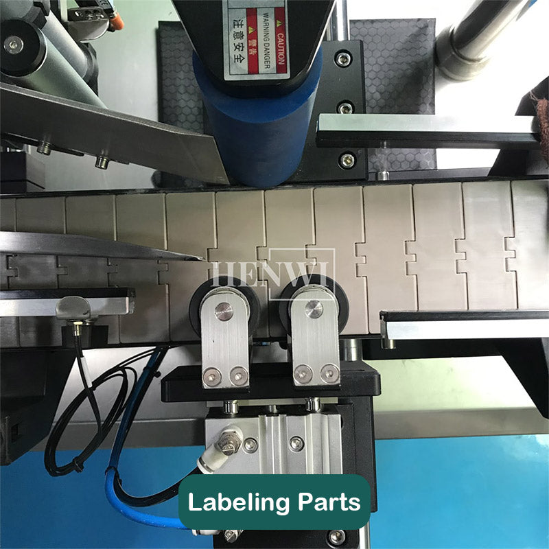 Automatic round bottle labeling machine with cover